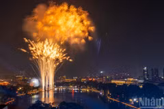 Au cœur de Hanoï, le lac Hoan Kiem se pare de reflets multicolores. Les gerbes des feux d’artifice se mêlent aux lumières des rues environnantes pour composer un paysage scintillant.