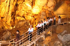 Touristes visitant le site archéologique de Hang Boi (grotte Boi), dans la zone de tourisme culturel de Thung Ui (commune de Tay Hoa Lu), province de Ninh Binh. Photo : VNA. 