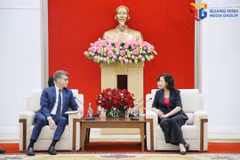 La vice-présidente du Comité populaire de la ville de Quang Ninh, Vu Thi Mai Anh, et Jonathan Wallace Baker, représentant en chef de l’Organisation des Nations unies pour l’éducation, la science et la culture au Vietnam. Photo : baoquangninh.vn.