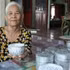L’artisane Dang Thi My Tram (hameau de Bau Truc, commune de Ninh Phuoc, province de Khanh Hoa), aux côtés de ses créations artisanales traditionnelles de ciselure. Photo : nhandan.vn