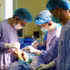 L’équipe chirurgicale de l’Hôpital K lors de l’intervention. Photo : nhandan.vn