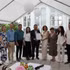 L’ambassadeur Tran Van Tuan remet la décision portant création du Club des enseignants de vietnamien en Suède. Photo: baoquocte.vn