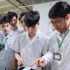 Des enseignants de l'Académie vietnamienne des sciences agricoles accompagnent des étudiants dans l'utilisation d'équipements modernes intégrant l'intelligence artificielle (IA) et l'Internet des objets (IoT) pour leurs travaux de recherche. Photo : VNA.
