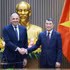 Le Premier ministre Le Minh Hung (droite) et le ministre grec des Affaires étrangères, George Gerapetritis, à Hanoï. Photo : VNA. 
