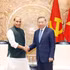 Le secrétaire général du Parti communiste du Vietnam et président vietnamien To Lam (droite) et le ministre indien de la Défense Rajnath Singh, à Hanoï.