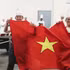 Tuan Dung (à droite) et Minh Quan brandissent le drapeau vietnamien lors de la finale du concours. Photo : Comité d'organisation. 
