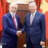 Le secrétaire général du Parti communiste du Vietnam et président de la République Tô Lâm (à droite) serre la main du Premier ministre est-timorais Xanana Gusmão, à Hanoi, le 10 juin. Photo : VNA.