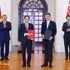 Le secrétaire général du Parti communiste du Vietnam et président de la République, To Lam, et le Premier ministre singapourien, Lawrence Wong, assistéent à la cérémonie de remise et d’annonce de documents de coopération. Photo: VNA
