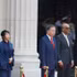 Le président singapourien, Tharman Shanmugaratnam (premier, droite), et son épouse, président la cérémonie d’accueil officielle du secrétaire général du Parti communiste du Vietnam et président vietnamien, To Lam, et de son épouse. Photo: VNA