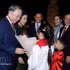 Les représentants et le personnel de l'ambassade ainsi que la communauté vietnamienne de Singapour accueillent le secrétaire général et président To Lam et son épouse. Photo : VNA.