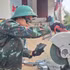 Un soldat de la compagnie 17 participent à la construction de la nouvelle maison de la famille de Mme Duong Thi Thanh. Photo : N.T.