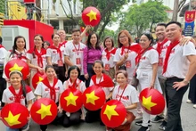 Des Vietnamiens résidant à l'étranger participent au grand défilé du 2 septembre. Photo : VNA.