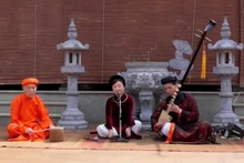 L'artiste émérite Phuong Hong (au centre), lors d'une représentation du « ca trù » à la maison communale de Dac So, à Hanoï.