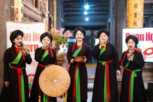 Le 30 septembre 2009, le « quan ho » de la province de Bac Ninh (au nord) était officiellement reconnu par l’UNESCO comme patrimoine culturel immatériel. Photo : Quan ho intern.