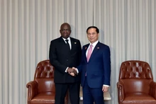 Le vice-Premier ministre et ministre des Affaires étrangères du Vietnam, Bui Thanh Son (à droite), et le ministre des Relations extérieures de l’Angola, Téte António, le 7 août (heure locale) à Luanda. Photo : VGP.