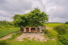 La maison communale de Tan Dong se présente comme une œuvre d’art mêlant architecture ancienne et nature majestueuse. Photo : Beetravel