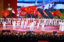 D'un pays lourdement ravagé par la guerre, le Vietnam s’est relevé avec force pour affirmer sa position sur la carte politique et économique mondiale. Photo : VNA