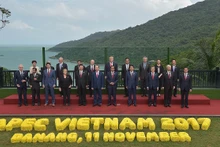 Photo de famille des dirigeants des économies membres de l’APEC, en 2017 à Dà Nang (au Centre du Vietnam). Photo : VNA 
