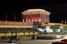 Le bloc d'honneur des trois armées (Marine, Armée de terre et Force aérienne) défile sur la place Ba Dinh à Hanoï. Photo : VNA.