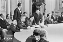 Le 27 janvier 1973, au Centre international de conférences de Paris, en France, la ministre des Affaires étrangères du Gouvernement révolutionnaire provisoire de la République du Sud-Vietnam, Nguyen Thi Binh, signe l'Accord de Paris mettant fin à la guerre et rétablissant la paix au Vietnam. Photo : VNA
