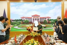 Le vice-ministre de la Défense, Hoàng Xuân Chiên remet le satisfecit à la directrice de l’USAID au Vietnam, Aler Grubbs. Photo: VNA 