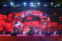 Un spectacle lors de la soirée d'échanges d'amitié Vietnam-États-Unis. Photo : VNA.