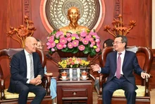 Nguyen Thanh Nghi, membre du Comité central du Parti communiste du Vietnam et secrétaire adjoint permanent du Comité du Parti de Hô Chi Minh-Ville (à droite), et Kees van Baar, ambassadeur des Pays-Bas au Vietnam. Photo : sggp.org.vn