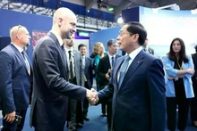 Le vice-Premier ministre et ministre vietnamien des Affaires étrangères, Bui Thanh Son (droite) et le ministre français de l'Europe et des Affaires étrangères, Jean-Noël Barrot. Photo : VNA. 
