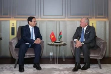 Le Premier ministre Pham Minh Chinh (gauche) et le roi de Jordanie, Abdallah II bin Al Hussein. Photo : VNA.