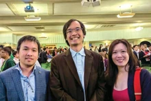 Le Dr. Luong Minh Thang, entouré du mathématicien australien Terence Tao (centre) et de son épouse, Wendy Uyên Nguyên (droite). Photo : CVN.