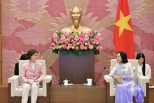 La vice-présidente de l’Assemblée nationale, Nguyen Thi Thanh (droite), et Lee In-sun, présidente du Comité pour l’égalité des sexes et la famille de l’Assemblée nationale sud-coréenne. Photo: VNA 