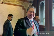 Le ministre coordinateur des affaires économiques, Airlangga Hartarto, répond aux questions des journalistes en marge de ses fonctions officielles aux côtés du président Prabowo Subianto à Saint-Pétersbourg, en Russie, le 20 juin. Photo : ANTARA.