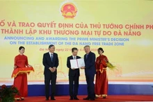Lors de la cérémonie de publication de la décision du PM sur la création de la Zone de libre commerce de Da Nang. Photo : VNA.