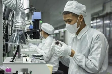 Des travailleurs vietnamiens dans une usine de production d'Apple au Vietnam. Photo : Apple.