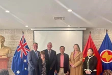 L'ambassadeur du Vietnam en Australie, Pham Hung Tam, et Logan K. Howlett, maire de la ville de Cockburn. Photo: VNA