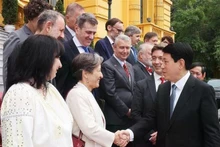 Le président Luong Cuong et l'ambassadeur de l'Union européenne (UE) Julien Guerrier, ainsi que les ambassadeurs et chargés d'affaires des pays membres de l'UE au Vietnam. Photo: VNA