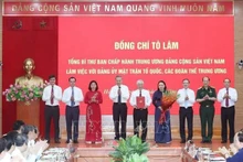 Le secrétaire général du Parti To Lam remet au Comité du Parti du FPV et aux organisations de masse centrales la décision n°304-QD/TW du Politburo, à Hanoi, le 23 juin. Photo : VNA.