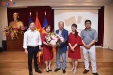 L'ambassadeur du Vietnam en France, Dinh Toan Thang, et les chefs de représentation des agences de presse en France. Photo : VOV-Paris.