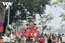 Un temps clément à Hanoï a favorisé les activités de loisirs et les déplacements des habitants et des touristes durant les vacances du Nouvel An. Photo : VOV.