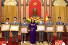La vice-présidente de la République Vo Thi Anh Xuan remet les Ordres du Travail de 2e et 3e classe aux élèves primés lors d'Olympiades internationales de 2025. Photo : VOV. 