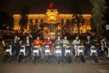 Les touristes participent à l'excursion nocturne à vélo. Photo : CVN. 