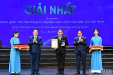 Le Premier ministre Pham Minh Chinh et le général Nguyen Trong Nghia, chef du Département politique général de l'Armée populaire vietnamienne, remettent le prix A aux lauréats. Photo : NDEL.