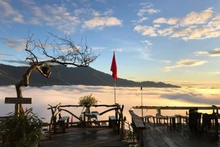 Situé à 2800 mètres d’altitude, Ta Xua, l’un des plus hauts sommets du Vietnam, est affectueusement appelé par les touristes « le paradis des nuages ». Photo: vnexpress.vn