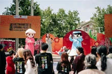 Un numéro artistique lors du "Vietnamese Spring Fest - Printemps au pays natal 2025", à Perth. Photo : VNA.