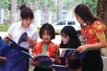 Jeunes femmes de la province de Son La (Nord) en session de sensibilisation à la lutte contre le VIH/sida. Photo : VNA. 