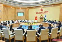 Vue générale de la 8ᵉ session du Comité intergouvernemental Vietnam – Ouzbékistan sur la coopération économique, commerciale, scientifique et technique, le 24 décembre à Hanoï. Photo : congthuong.vn