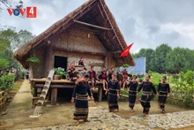 Des Êdê se rassemblent devant leur maison longue. Photo : VOV4. 