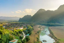 Le village de Tan Hoa, district de Minh Hoa (Quang Binh, au Centre du Vietnam) a été récompensé en 2023 par l’Organisation mondiale du tourisme (OMT) comme le meilleur village touristique au monde. Photo : VnExpress. 
