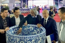 Avec 80 stands, le programme permet de présenter aux visiteurs les produits OCOP et les articles d’artisanat typiques de différents villages de métiers traditionnels autour de Hanoï. Photo : NDEL.