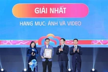 Remise du Premier prix (catégorie "Photo") à l'auteur Pham Ngoc Long Thiên. Photo : VNA.